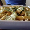 Penne ao molho de queijos e salsinha