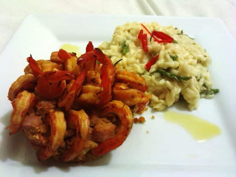 Camarão com farofa e risoto de aspargos