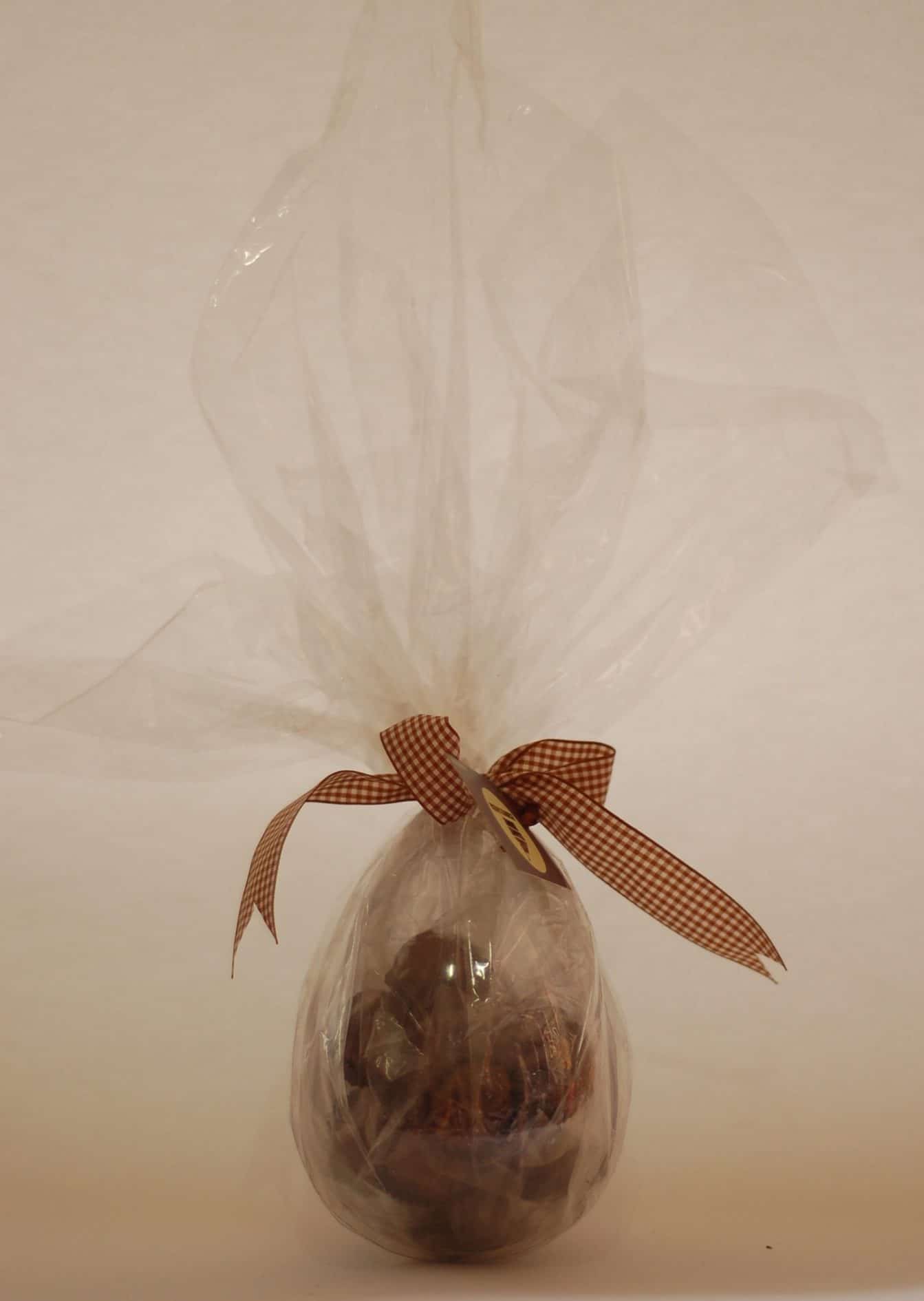 ovo de páscoa transparente recheado de trufas para vender e ganhar um dinheiro extra na páscoa